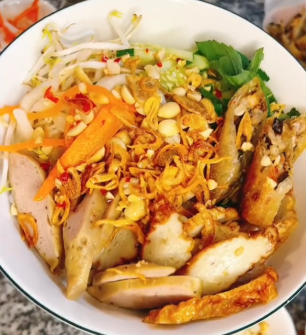 Bún trộn chả cá
