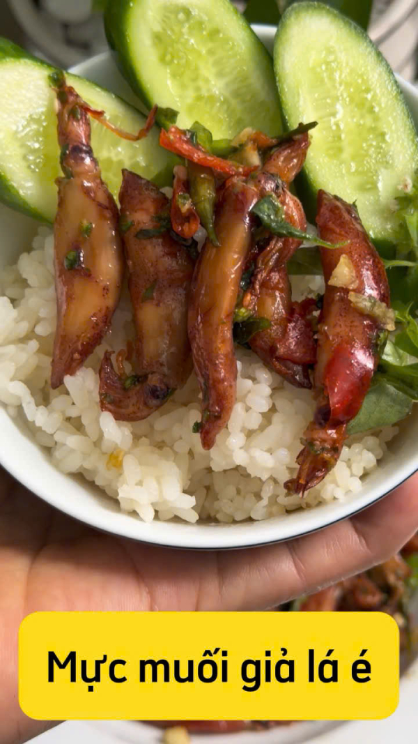 Mực muối nướng trộn lá é