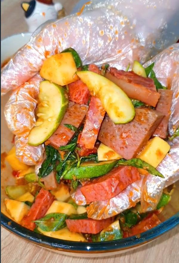 nem chua trộn sốt thái