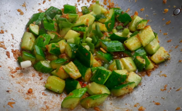 Tép khô xào dưa leo