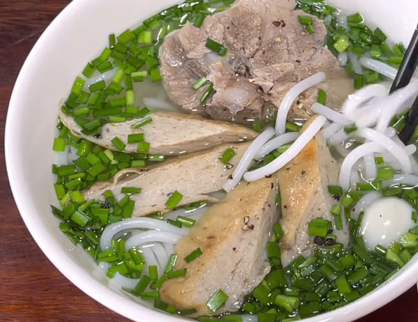 Hướng dẫn nấu bánh canh chả cá Nha Trang sườn