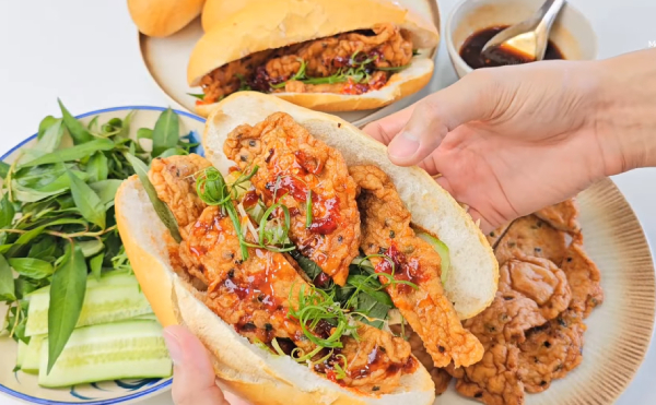 bánh mì chả cá tương ớt rim