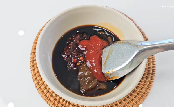 Nước sốt bánh mỳ chả cá ớt rim