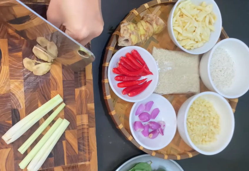 Sơ chế nguyên liệu làm tré BÌnh Định