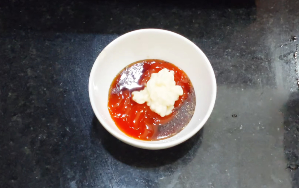 Làm nước sốt chan bánh mỳ chả cá