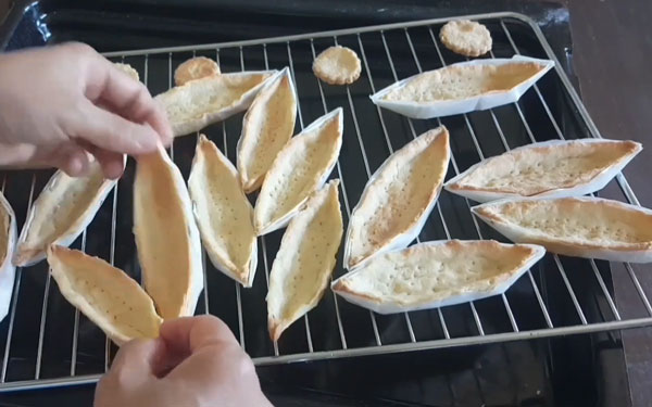 Làm đế bánh thuyền
