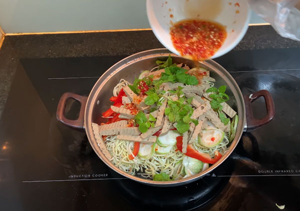 Trộn gỏi chả bò