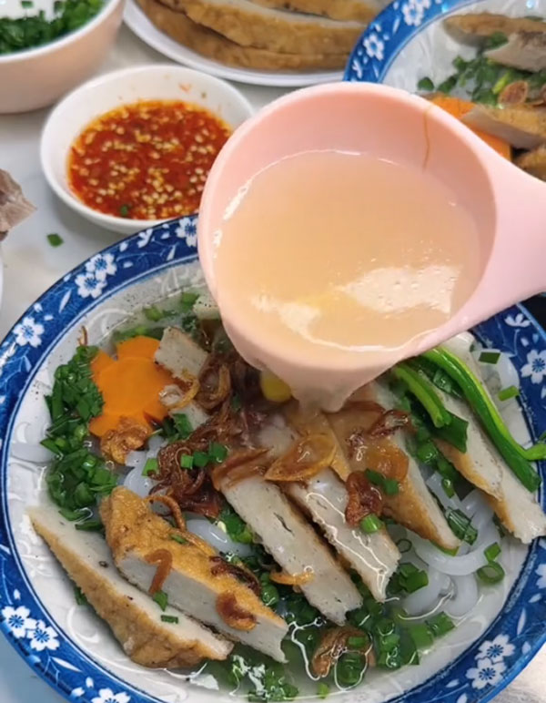 nấu bánh canh chả cá Nha Trang cay