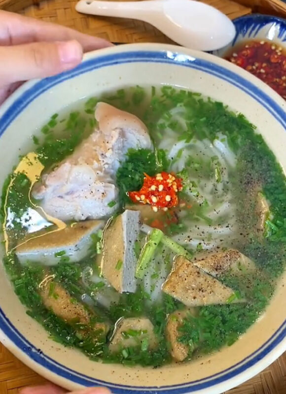 nấu bánh canh hẹ chả cá Nha Trang