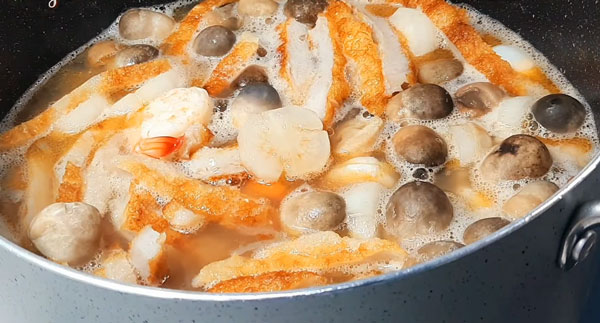 Cách nấu bánh canh chả cá Nha Trang tôm