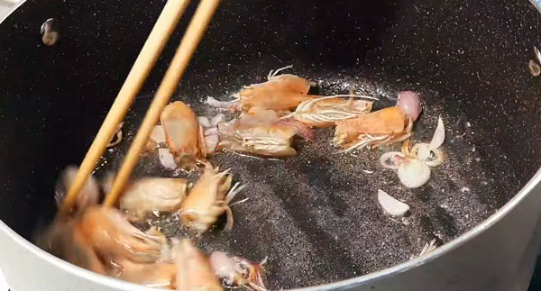 Nấu bánh canh chả cá Nha Trang tôm