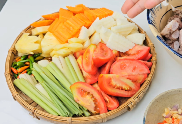 Sơ chế nguyên liệu nấu bún chả cá sườn