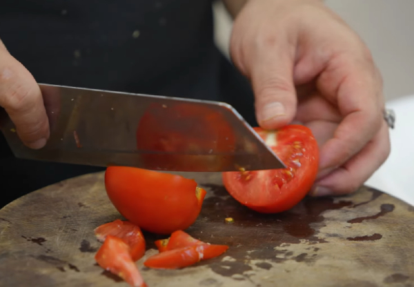 Hướng dẫn làm chả cá xào nấm hành