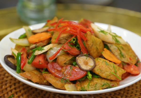 chả cá Nha Trang xào nấm hành