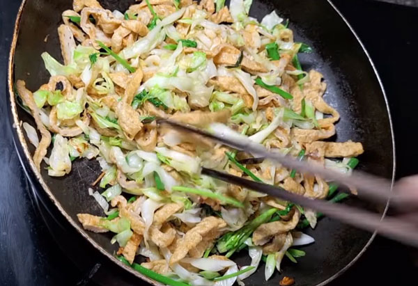 cách làm chả cá xào bắp cải