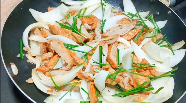 chả cá xào hành tây