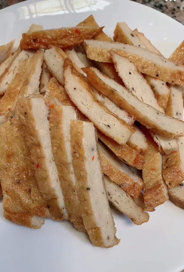 Gỏi chả cá trộn dưa leo