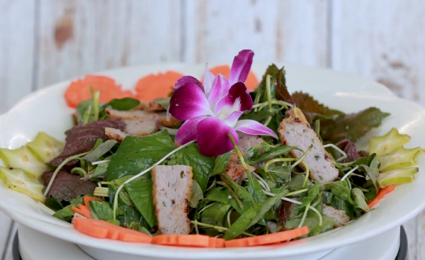 gỏi chả cá rau xanh