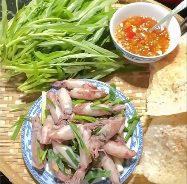 mực hấp thuyền cuốn rau muống