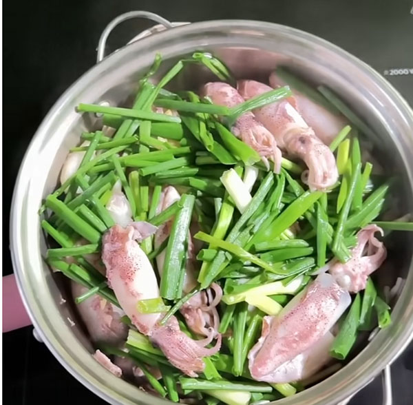cách làm mực hấp thuyền cuốn rau muống ngon