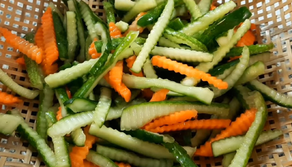 gỏi chả lụa dưa leo lạp xưởng