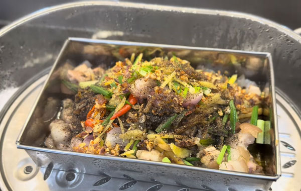 Làm mắm cá  thu chưng thịt ba rọi