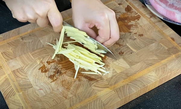 Sơ chế nguyên liệu chưng mắm cá thu