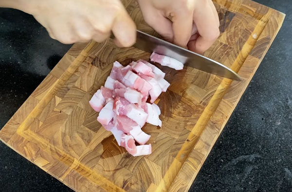 Sơ chế các nguyên liệu chưng mắm cá thu