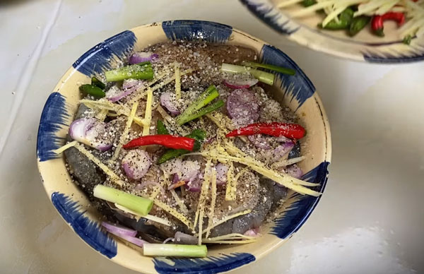 Làm mắm cá thu chưng tôm thịt