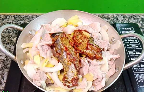 Hướng dẫn làm mắm cá thu kho thịt ngon