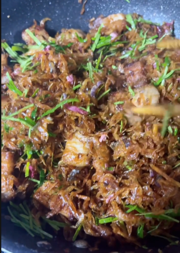 Tép khô rang thịt ba chỉ lá chanh