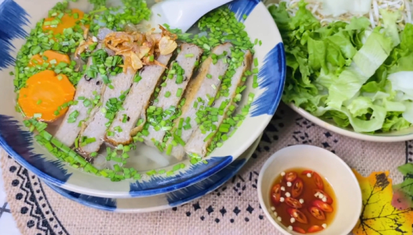 Nấu bánh canh hẹ chả cá Nha Trang