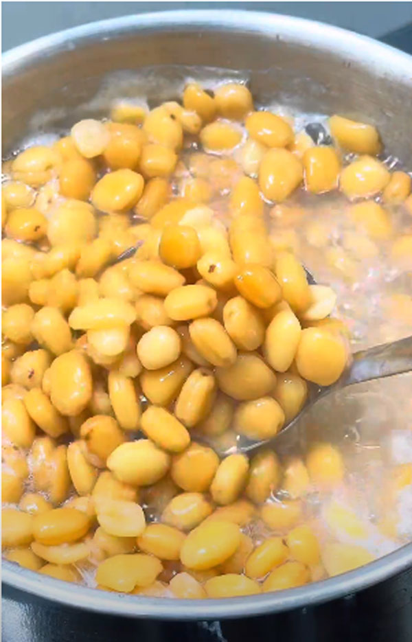 Sơ chế hạt me khô làm đác rim me