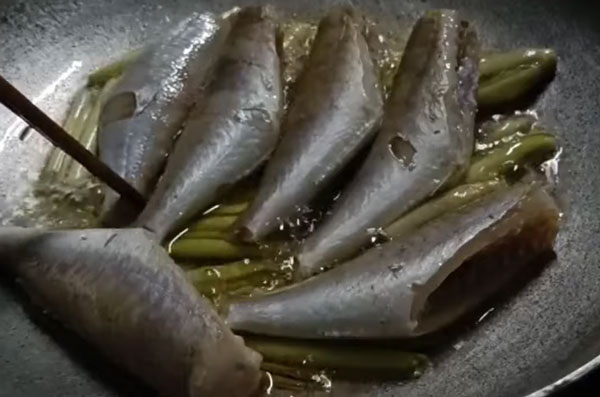 Món khô cá đù chiên sả ớt