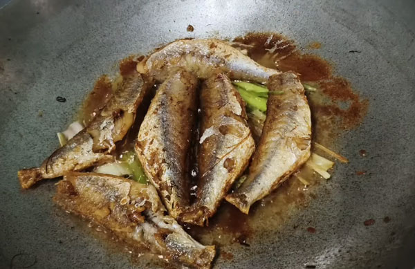 Cá đù 1 nắng chiên sả