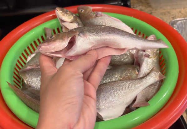 Sơ chế cá đù 1 nắng xẻ