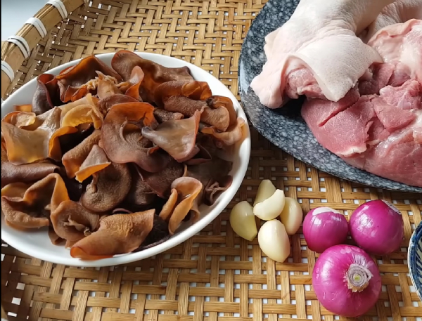 Nguyên liệu làm chả tai heo nấm mèo