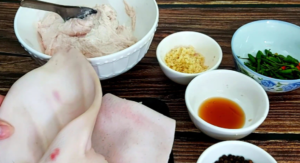 cách làm chả lụa tai heo